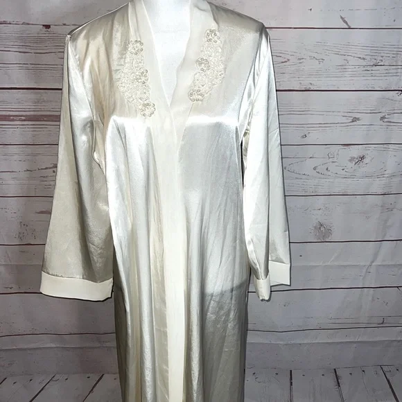 **SOLD ON MARKETPLACE ❤️Cato silky robe with appliqués on chest - Picture 1 of 9